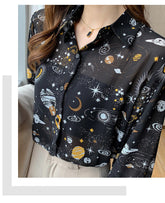Langarm-Bürobluse mit Sternen- und Planeten-Print